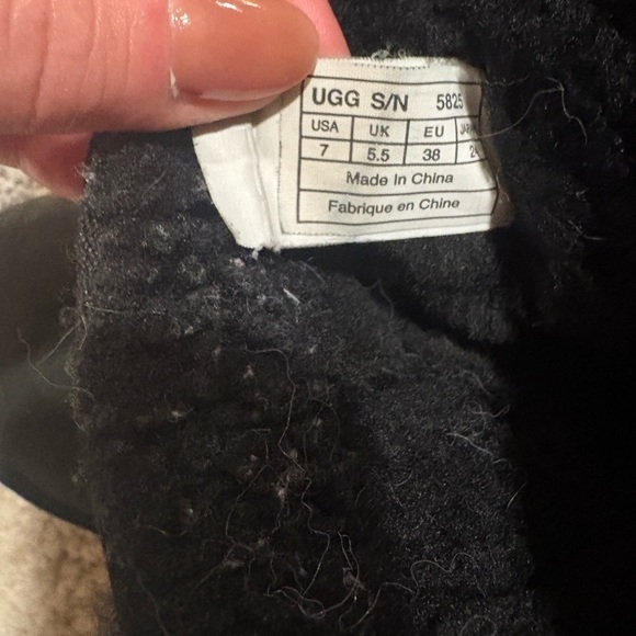 black UGG classic short boots - Picture 5 of 5